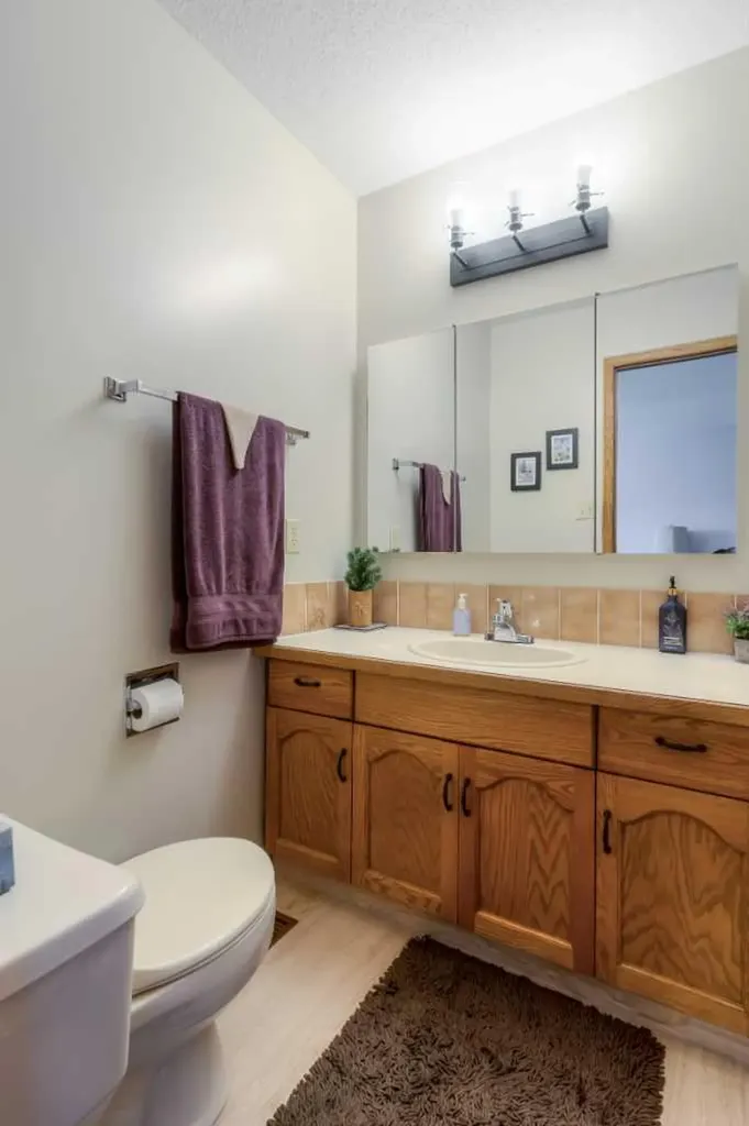 94 Elm Crescent S Lethbridge AB T1K 4X1
