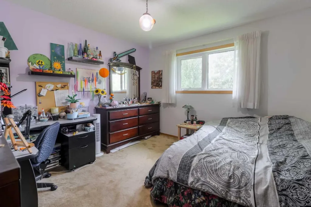 94 Elm Crescent S Lethbridge AB T1K 4X1