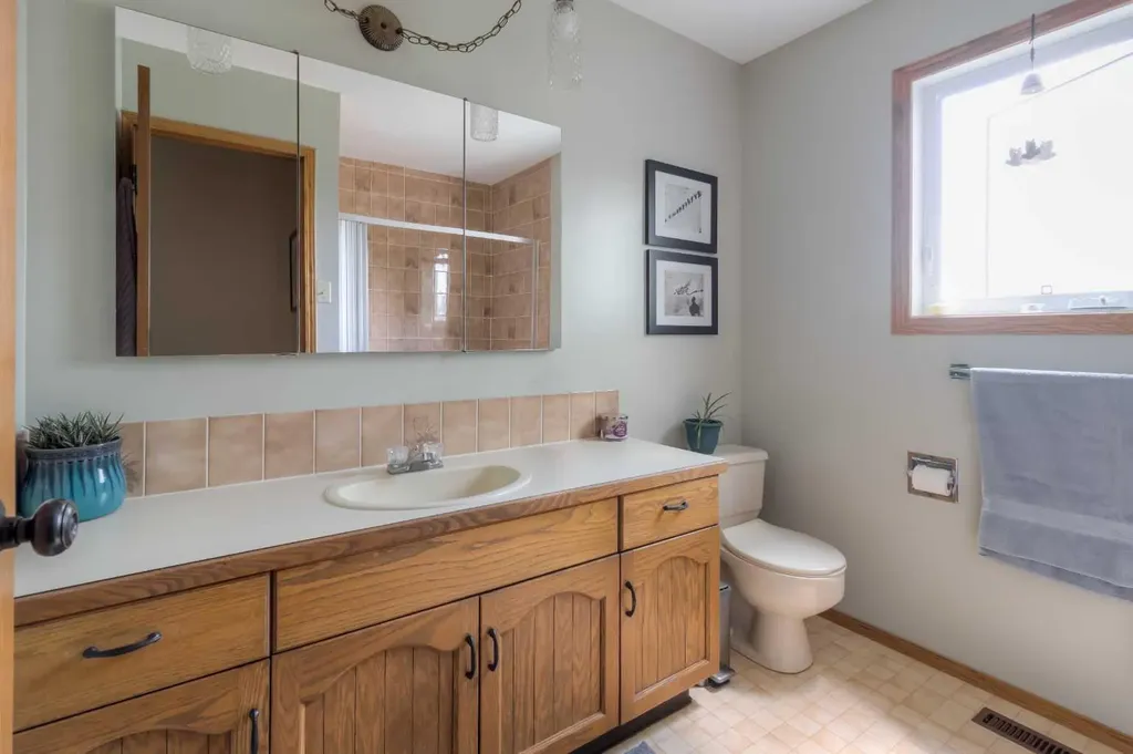 94 Elm Crescent S Lethbridge AB T1K 4X1