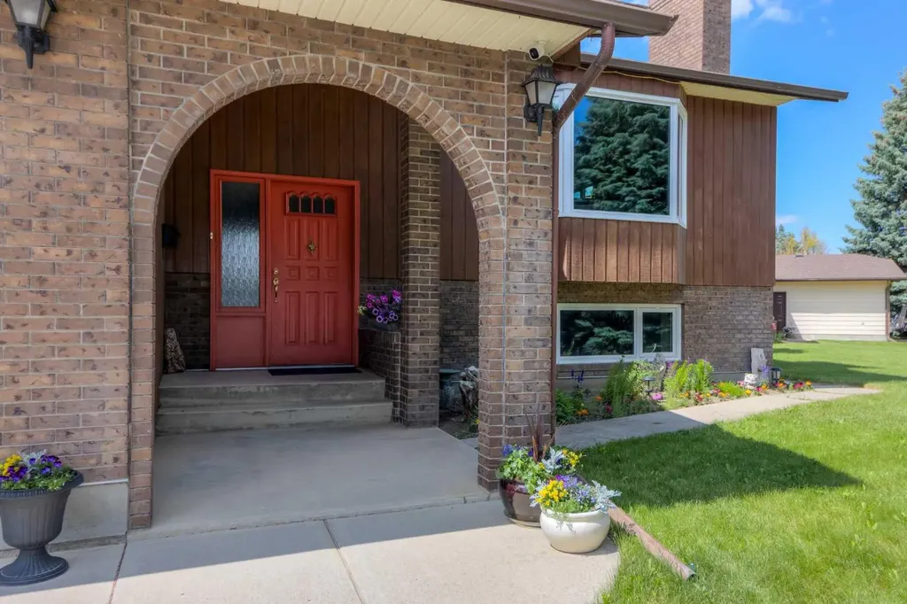 94 Elm Crescent S Lethbridge AB T1K 4X1