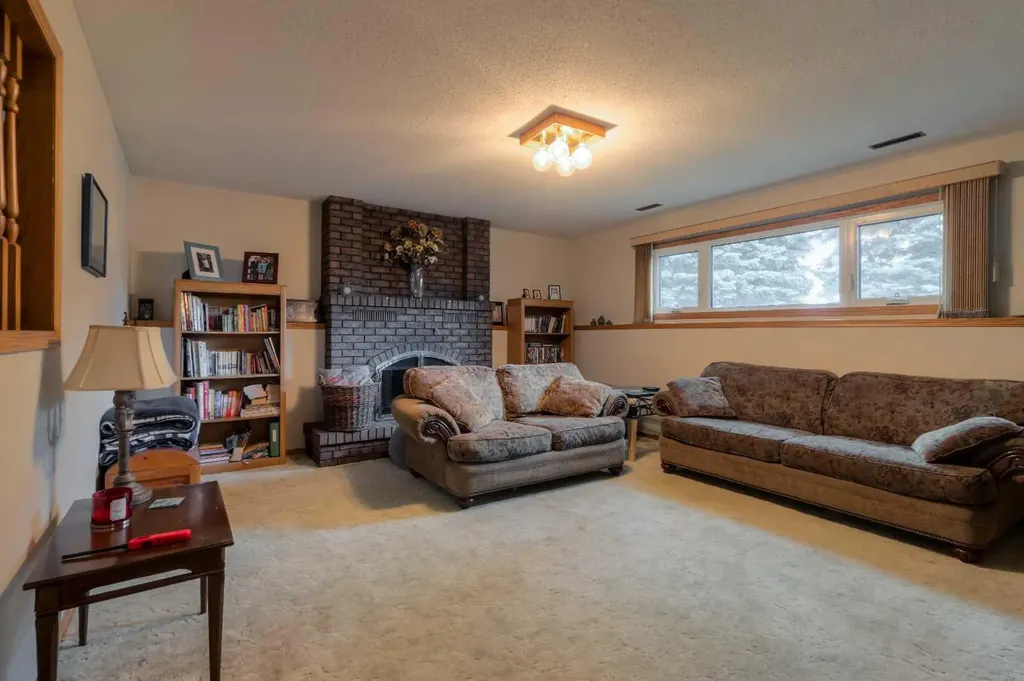94 Elm Crescent S Lethbridge AB T1K 4X1