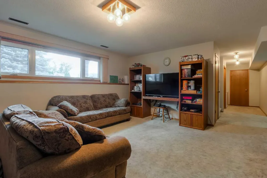 94 Elm Crescent S Lethbridge AB T1K 4X1