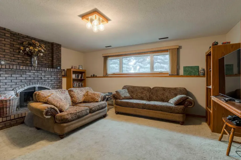 94 Elm Crescent S Lethbridge AB T1K 4X1