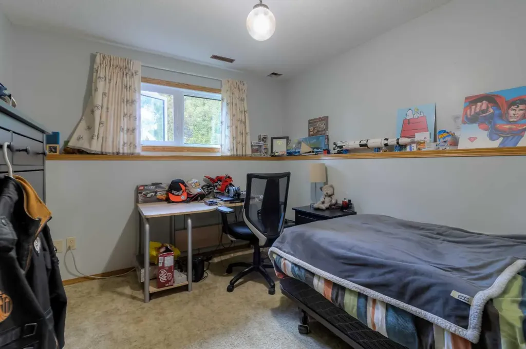 94 Elm Crescent S Lethbridge AB T1K 4X1