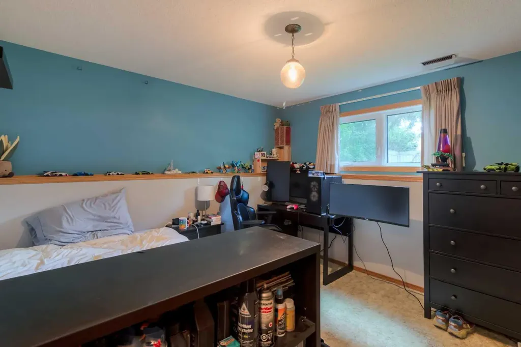 94 Elm Crescent S Lethbridge AB T1K 4X1