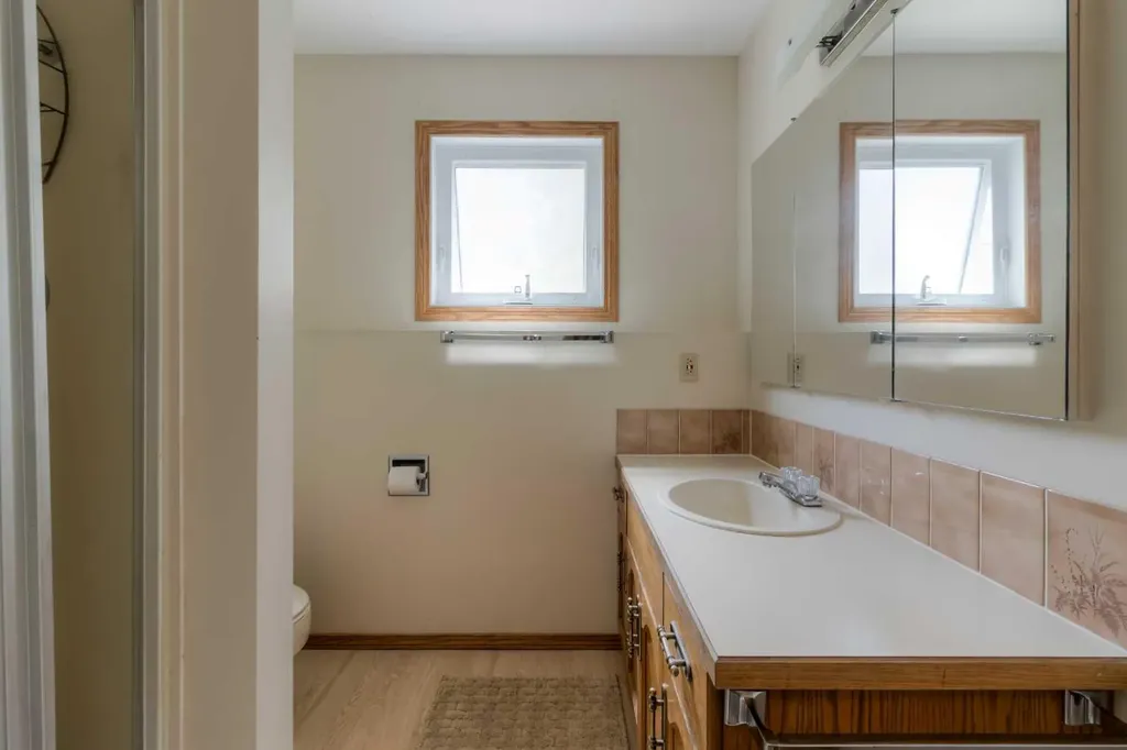 94 Elm Crescent S Lethbridge AB T1K 4X1