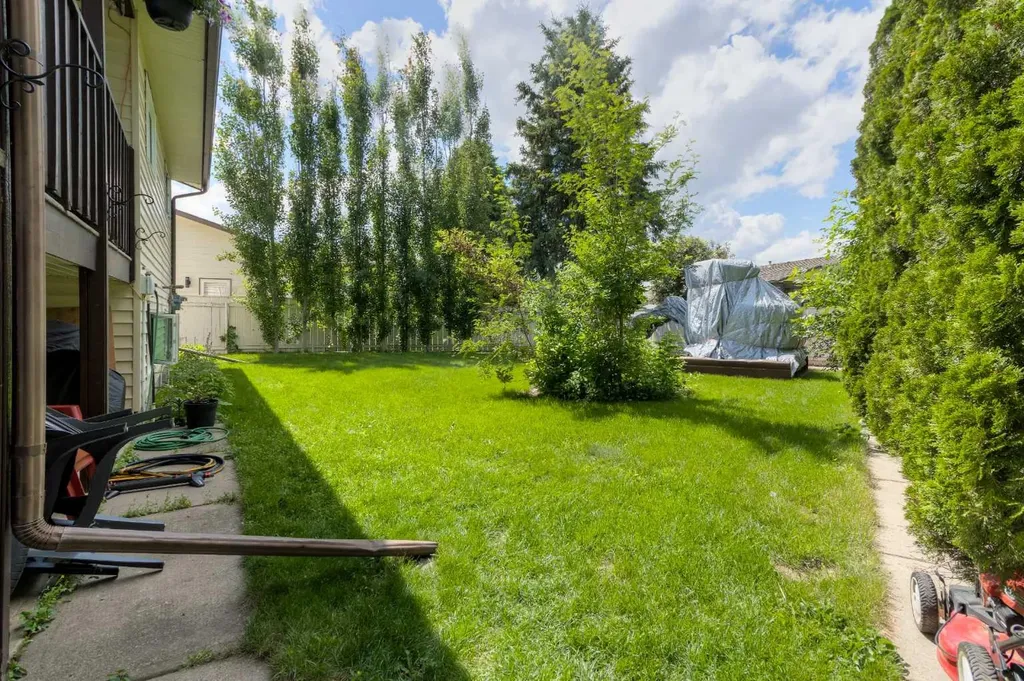 94 Elm Crescent S Lethbridge AB T1K 4X1