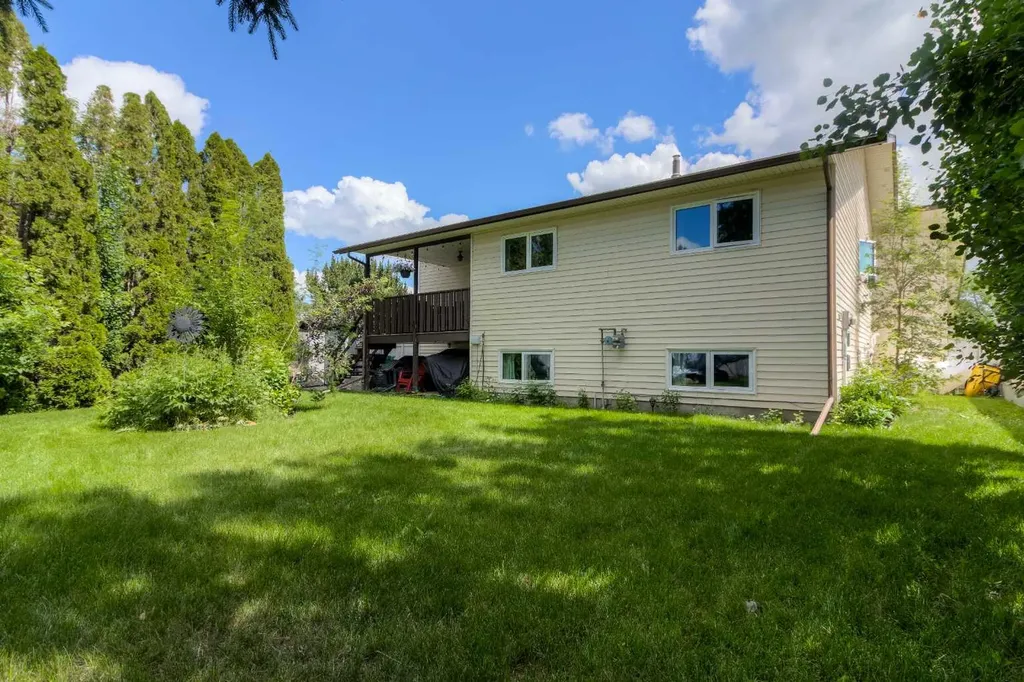 94 Elm Crescent S Lethbridge AB T1K 4X1