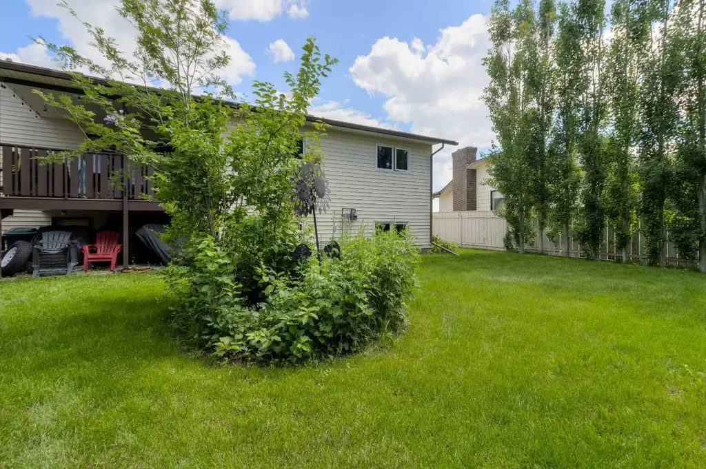 94 Elm Crescent S Lethbridge AB T1K 4X1