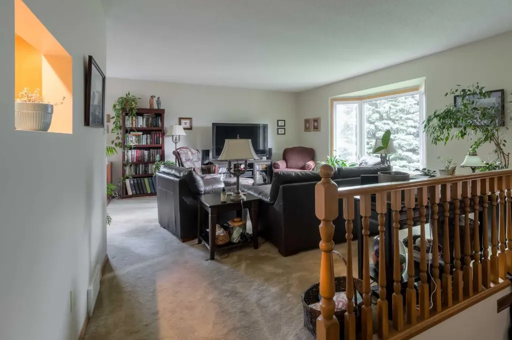 94 Elm Crescent S Lethbridge AB T1K 4X1
