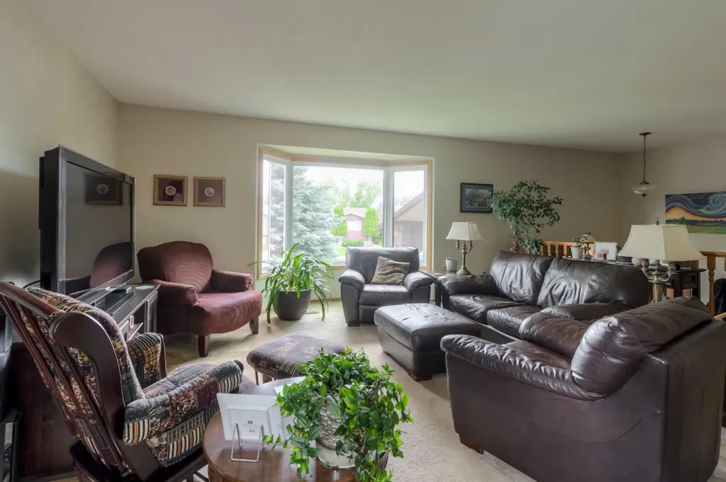 94 Elm Crescent S Lethbridge AB T1K 4X1