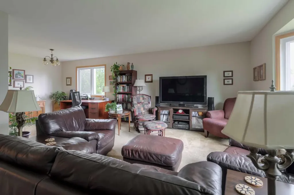 94 Elm Crescent S Lethbridge AB T1K 4X1