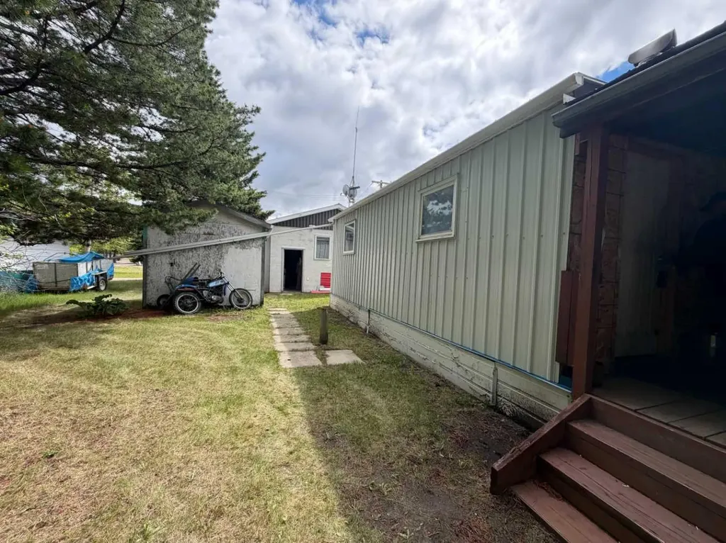 5139 51 Avenue Caroline AB T0M 0M0