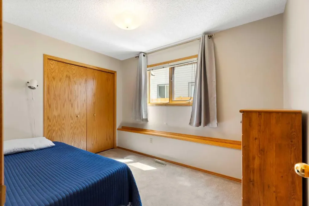 23 Millside Place SW Calgary AB T2Y 2R5