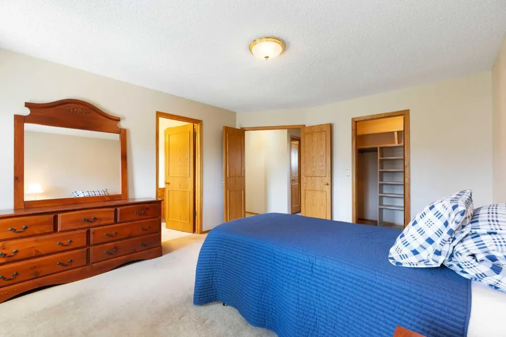 23 Millside Place SW Calgary AB T2Y 2R5