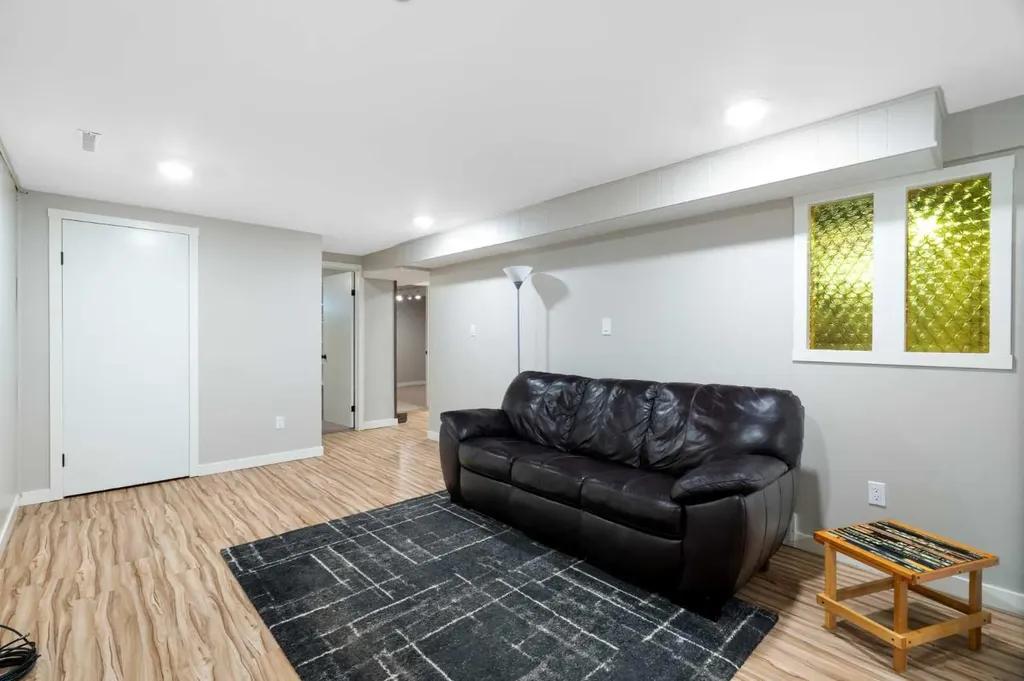 3123 Brentwood Boulevard NW Calgary AB T2L 1L9