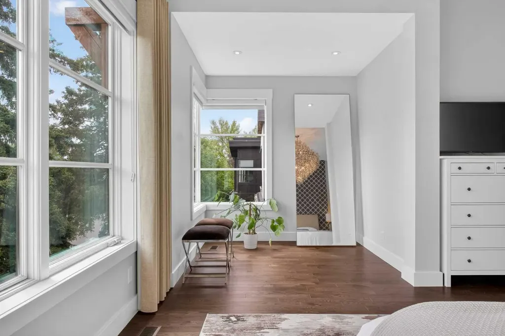 2415 25 Street SW Calgary AB T3E 1X5