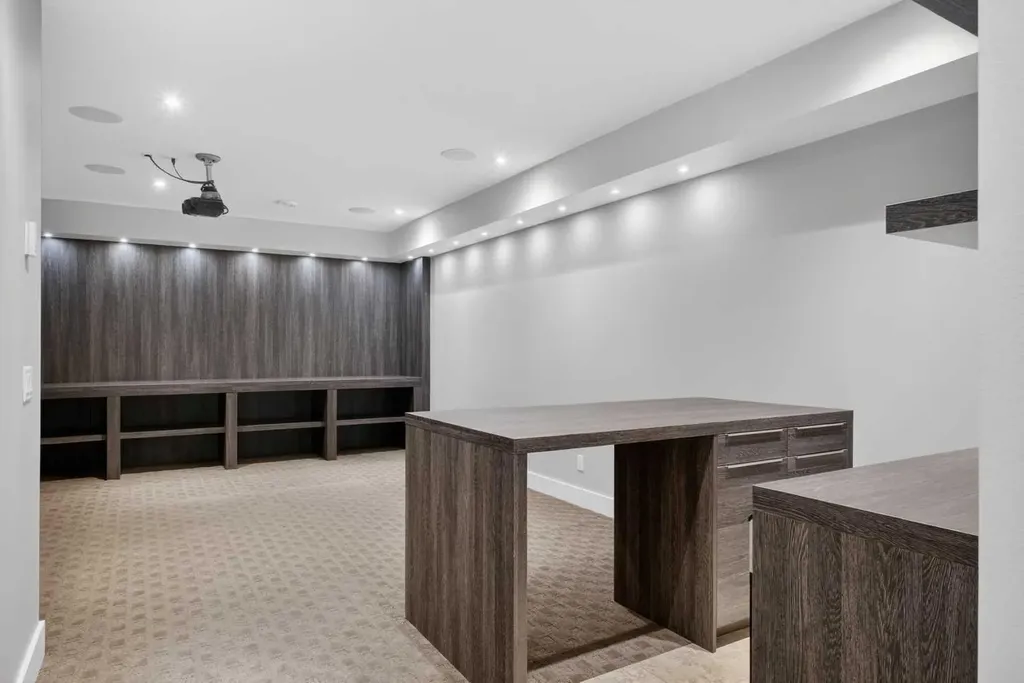 2415 25 Street SW Calgary AB T3E 1X5
