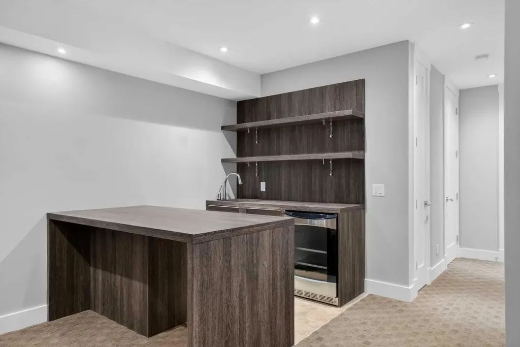 2415 25 Street SW Calgary AB T3E 1X5