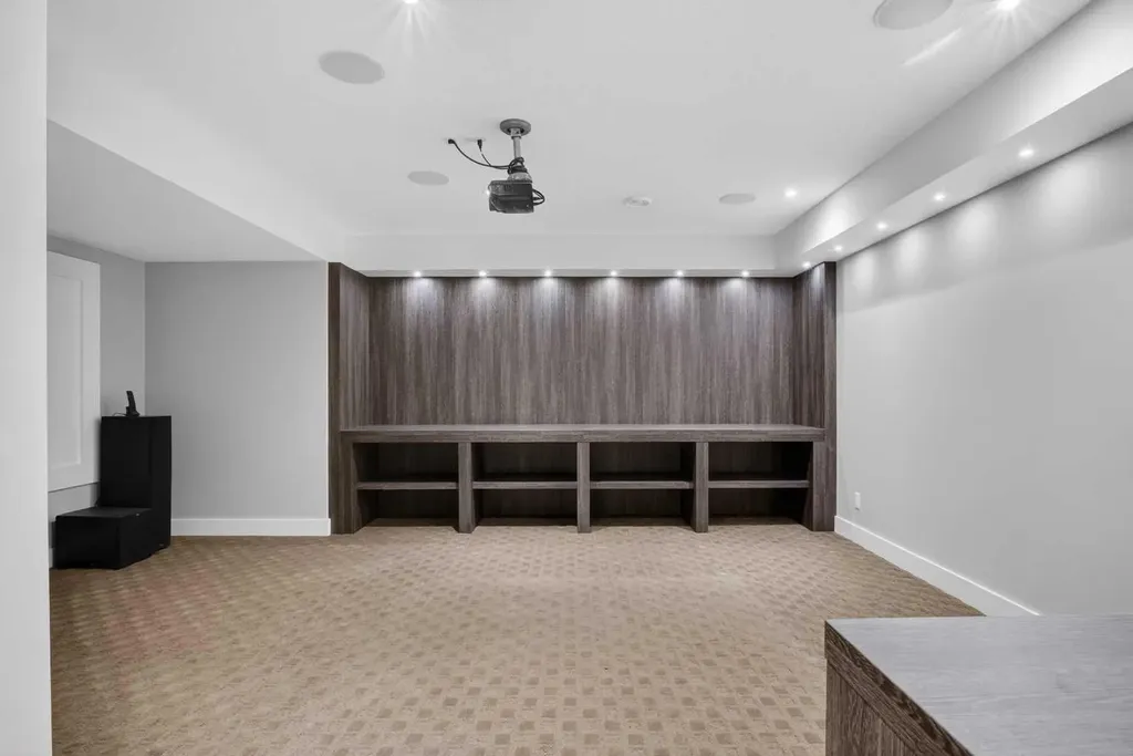 2415 25 Street SW Calgary AB T3E 1X5