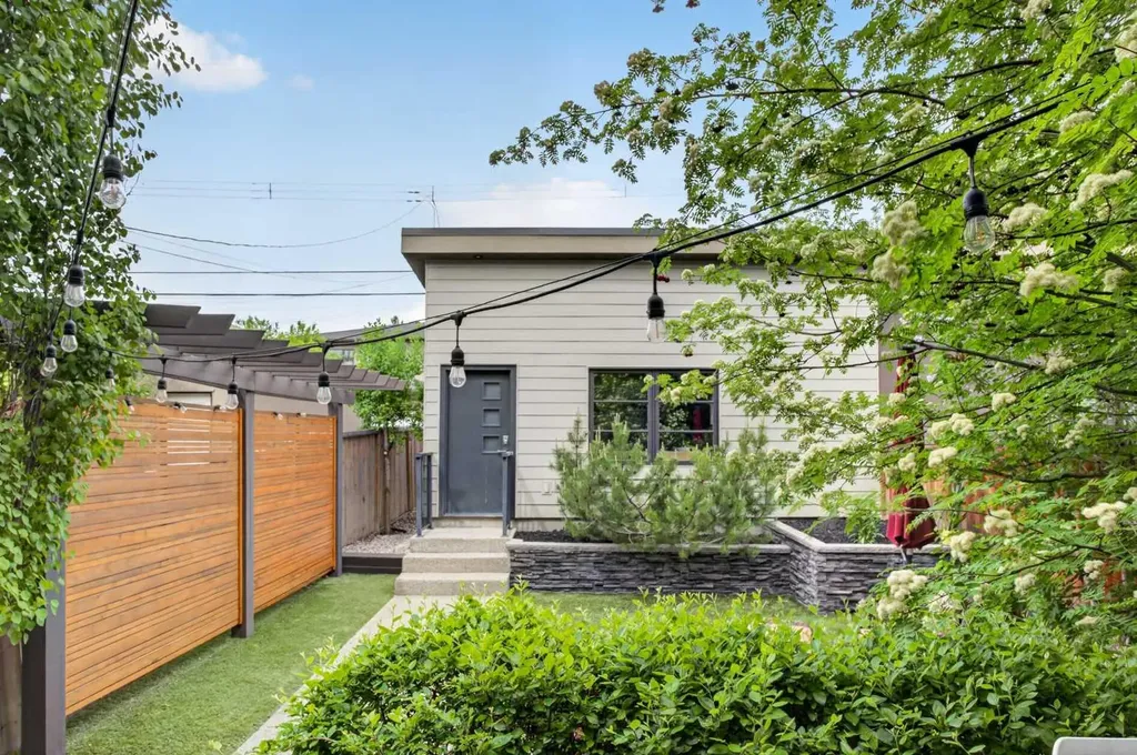 2415 25 Street SW Calgary AB T3E 1X5