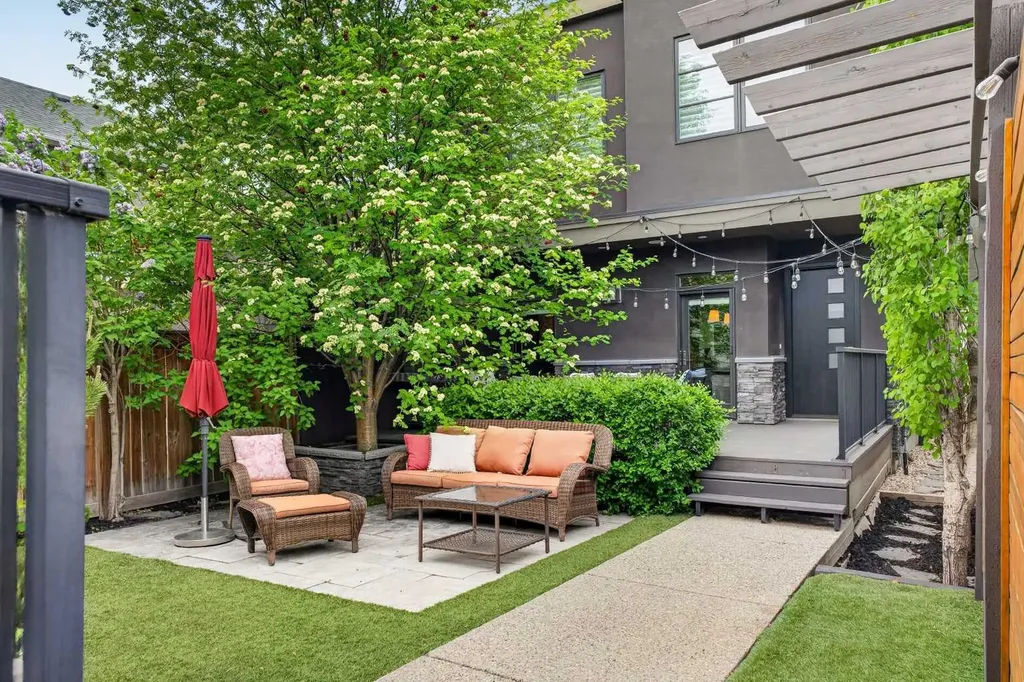 2415 25 Street SW Calgary AB T3E 1X5