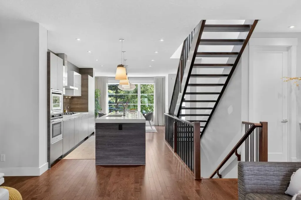 2415 25 Street SW Calgary AB T3E 1X5