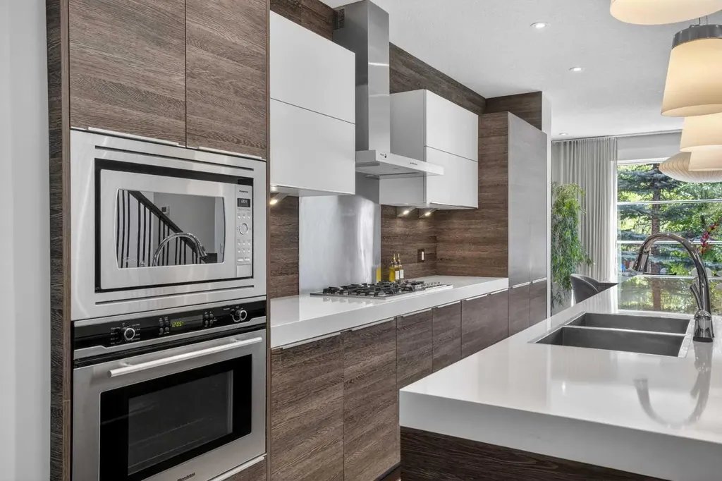 2415 25 Street SW Calgary AB T3E 1X5
