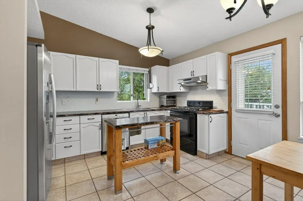 156 Rivercroft Close SE Calgary AB T2C 3X1