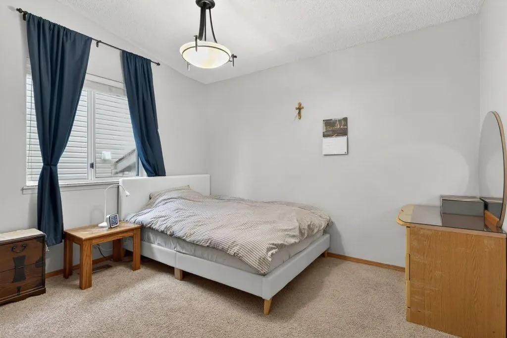 156 Rivercroft Close SE Calgary AB T2C 3X1