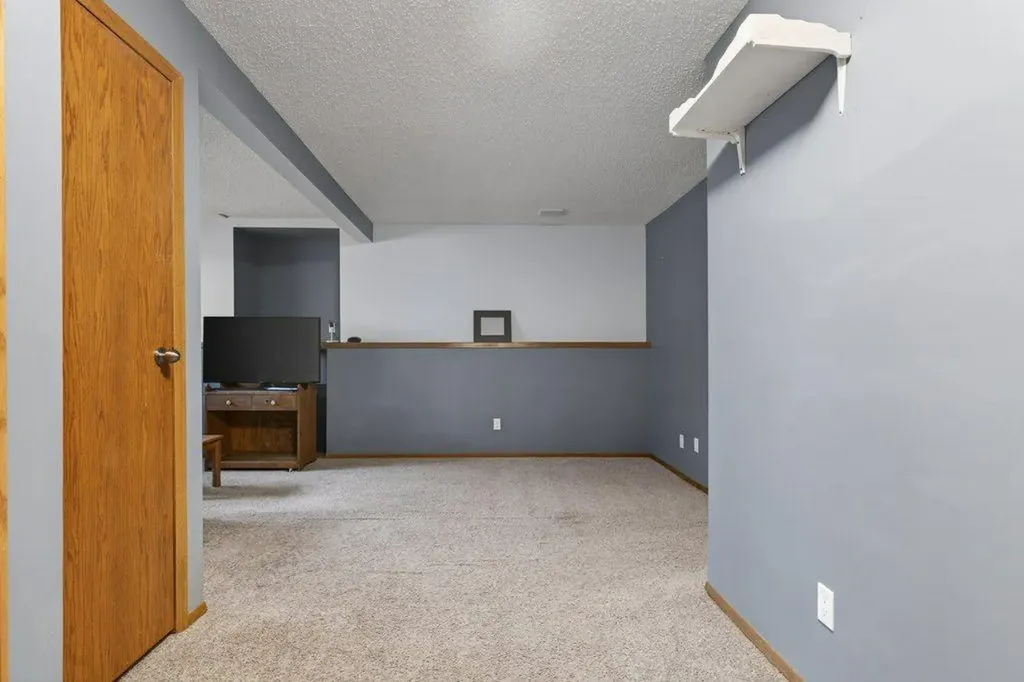 156 Rivercroft Close SE Calgary AB T2C 3X1