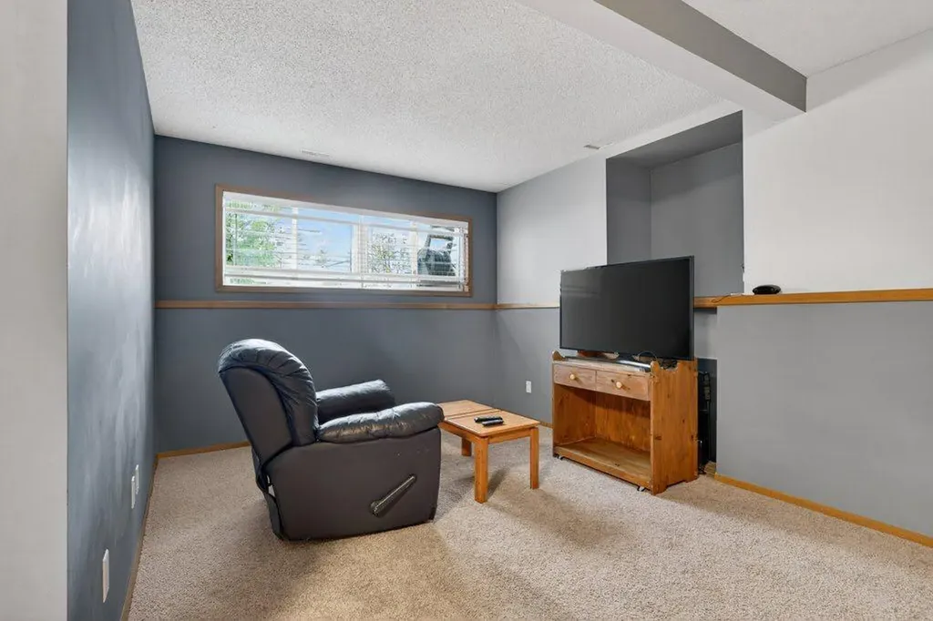 156 Rivercroft Close SE Calgary AB T2C 3X1