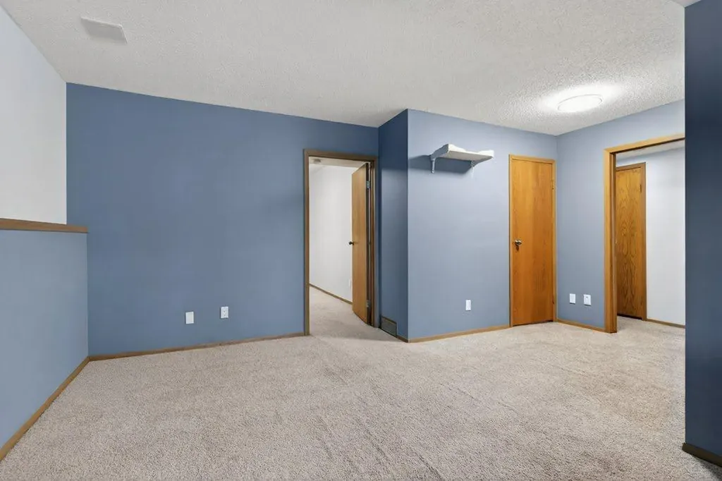 156 Rivercroft Close SE Calgary AB T2C 3X1