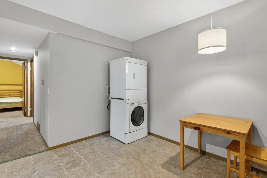 156 Rivercroft Close SE Calgary AB T2C 3X1