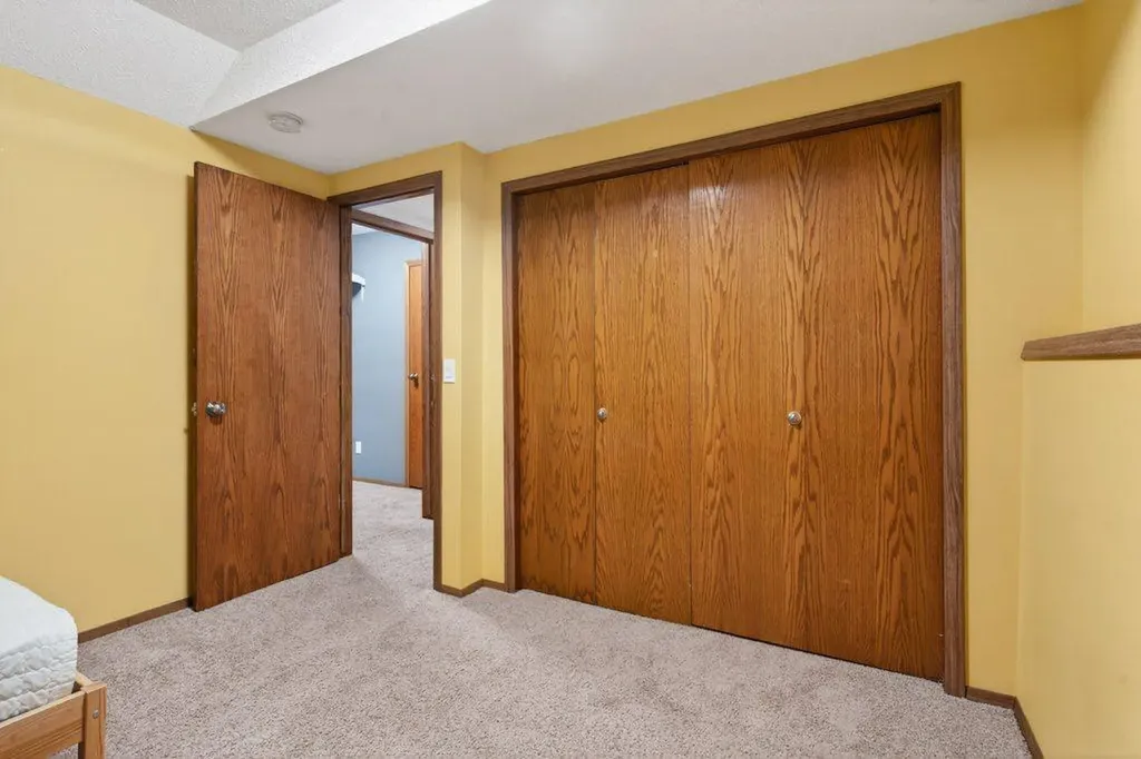 156 Rivercroft Close SE Calgary AB T2C 3X1