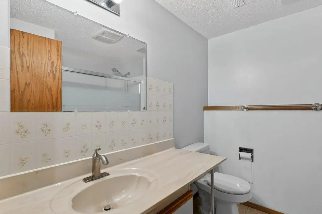 156 Rivercroft Close SE Calgary AB T2C 3X1