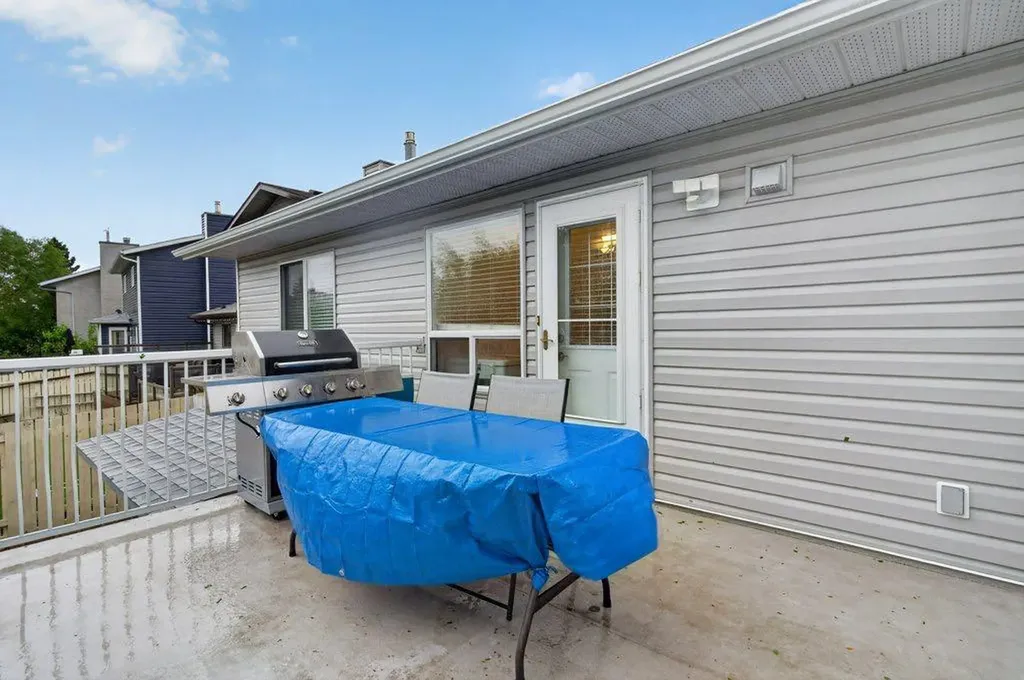 156 Rivercroft Close SE Calgary AB T2C 3X1