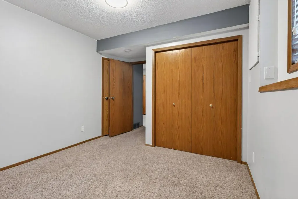 156 Rivercroft Close SE Calgary AB T2C 3X1