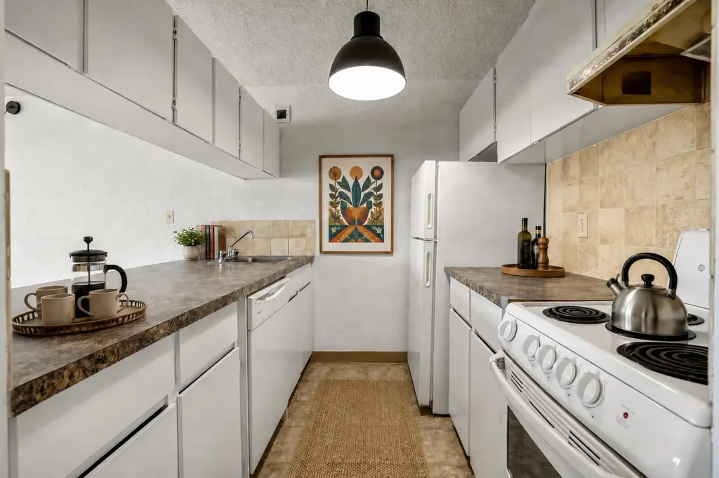 221 6 Avenue SE Calgary AB T2G 4Z9