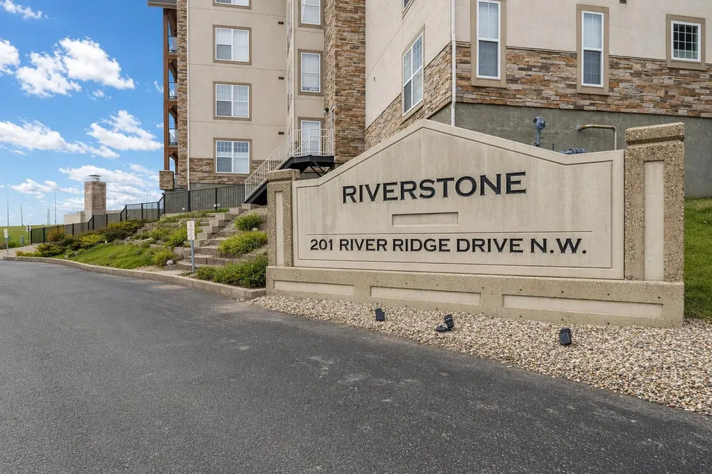 201 River Ridge Drive NW Medicine Hat AB T1A8V5
