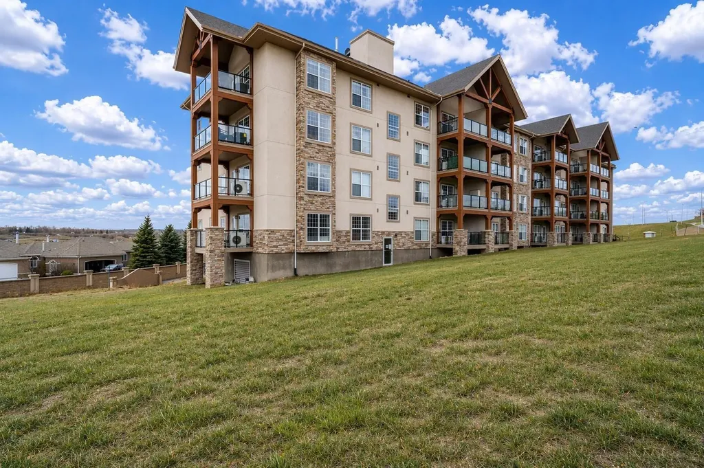 201 River Ridge Drive NW Medicine Hat AB T1A8V5