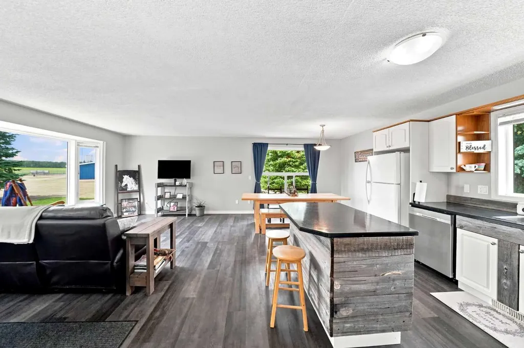 36142A Highway 2 Service Road S Rural Red Deer County AB T4G 1T8