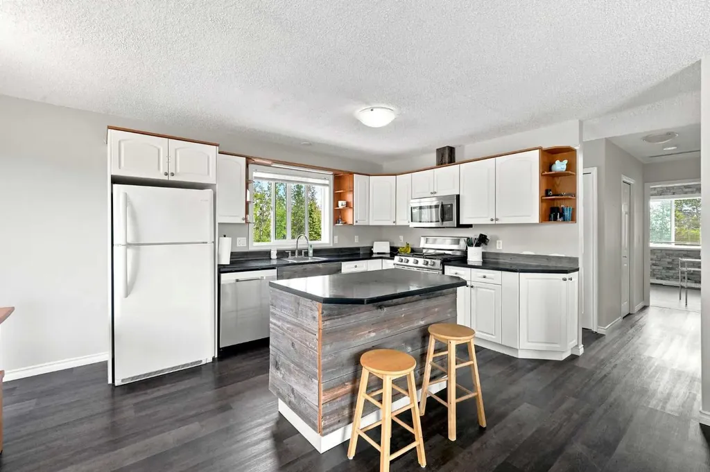 36142A Highway 2 Service Road S Rural Red Deer County AB T4G 1T8