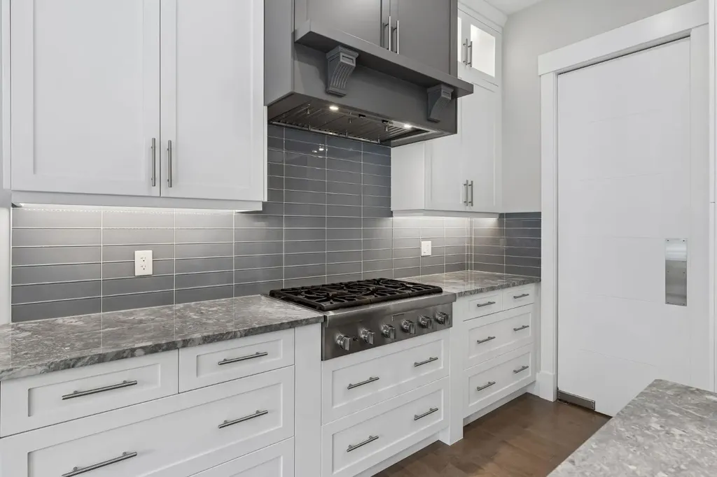 1012 17 Street NW Calgary AB T2N 2E4