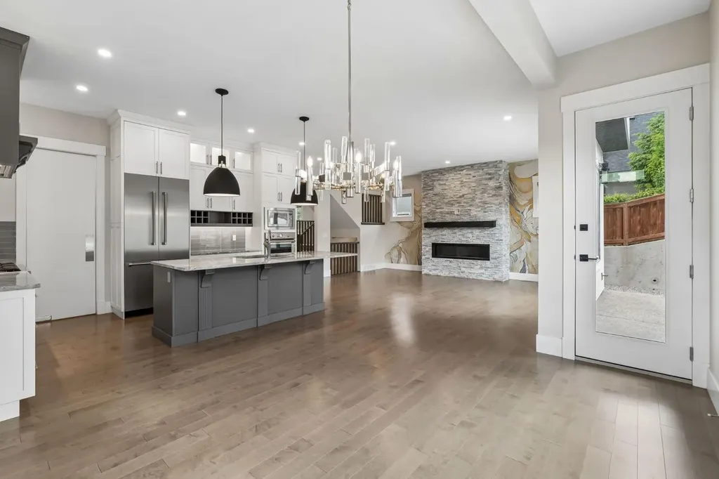 1012 17 Street NW Calgary AB T2N 2E4