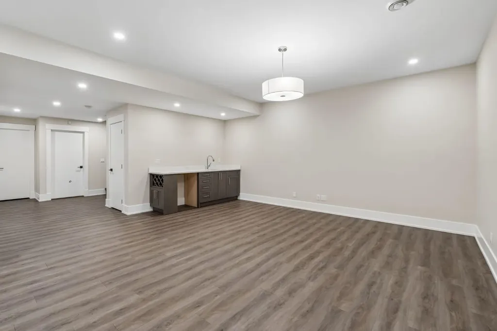 1012 17 Street NW Calgary AB T2N 2E4