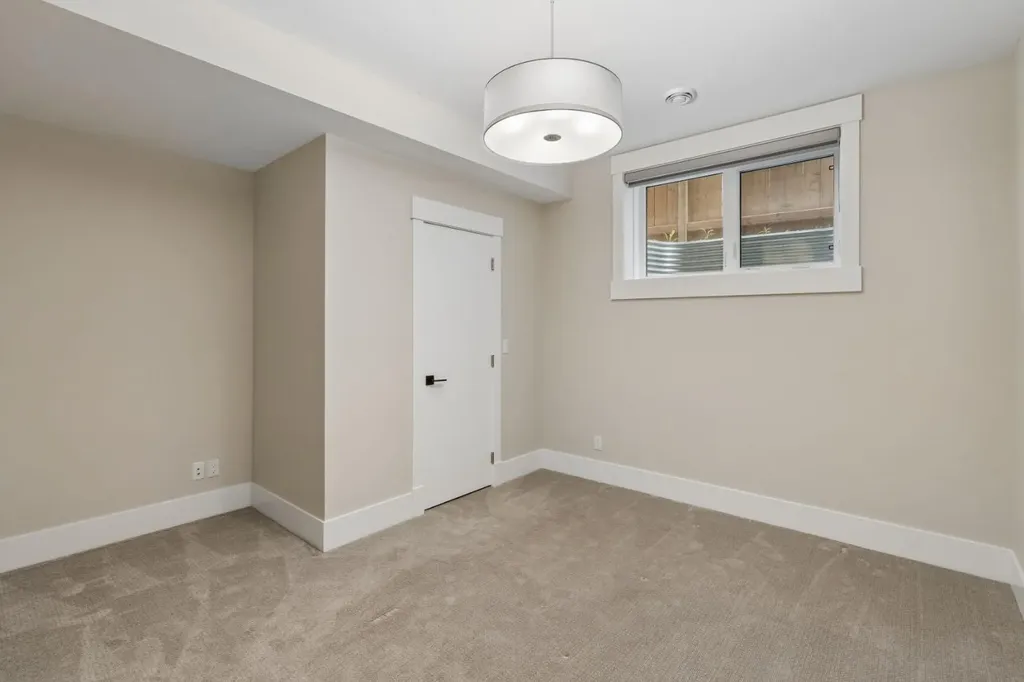 1012 17 Street NW Calgary AB T2N 2E4