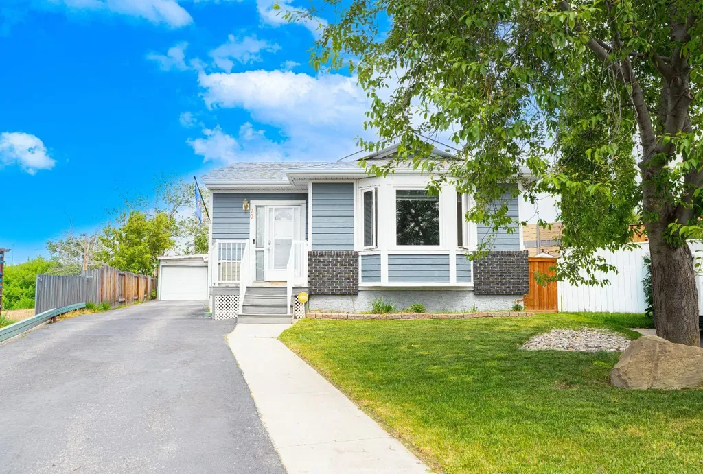 70 Elizabeth Way SE Airdrie AB T4B 2H6