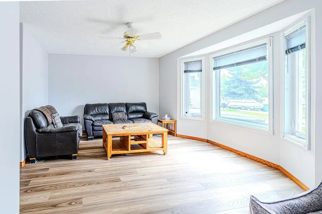 70 Elizabeth Way SE Airdrie AB T4B 2H6