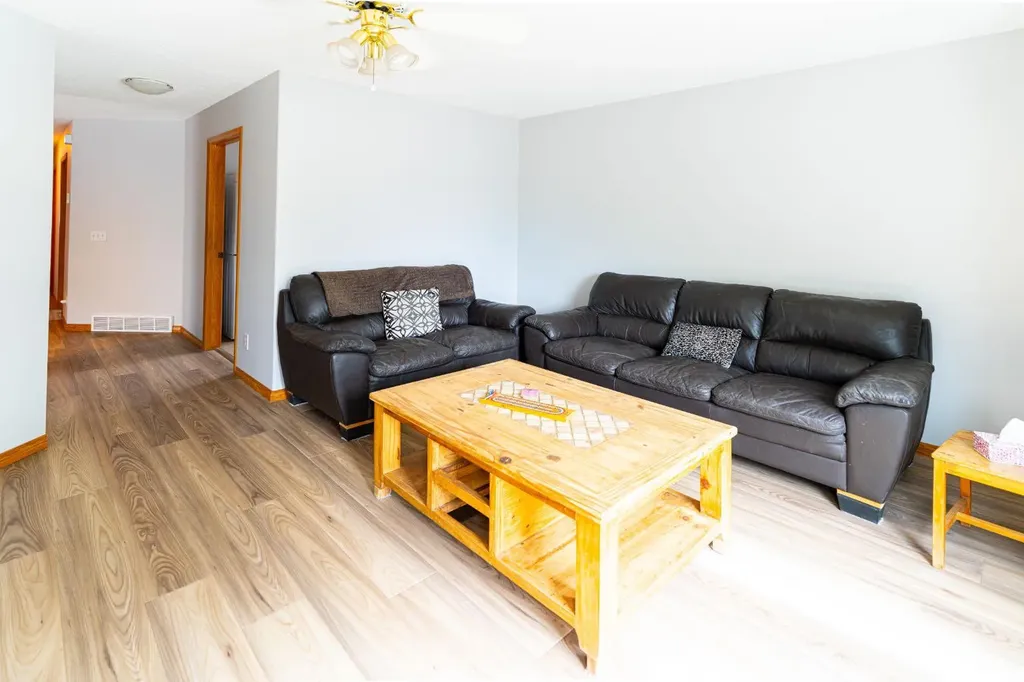 70 Elizabeth Way SE Airdrie AB T4B 2H6